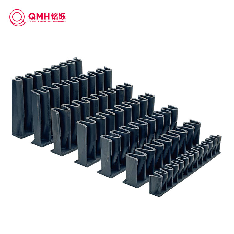 لماذا يعتبر الجدار الجانبي لحزام النقل الجانبي ضروريًا للتعامل مع المواد ذات الزاوية العالية؟